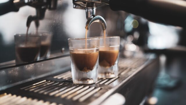 Alledaagse Vragen - Waarom moet je van cafeïne zoveel plassen?