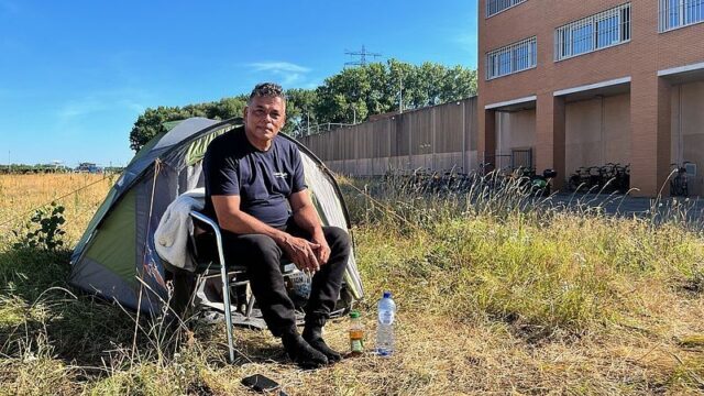 Ex-gedetineerde Joop heeft geen huis en slaapt uit protest in een tent naast de gevangenis