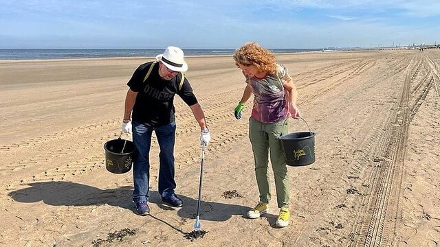 Suzanne zoekt fulltime afval op het strand: 'Alle kleine beetjes helpen'