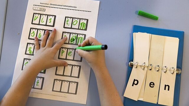 Meertalige opvoeding geeft kinderen geen taalachterstand: 'Ze hebben op school een kleine voorsprong'