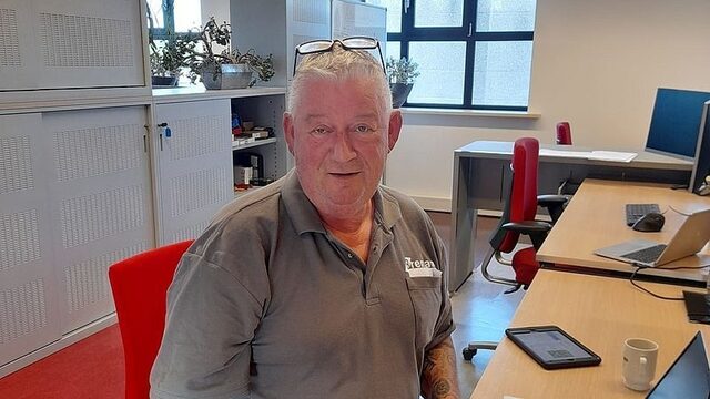 Monteur Theo wil met zijn boek nieuwe monteurs inspireren: 'Er hangt ook een menselijk aspect aan'