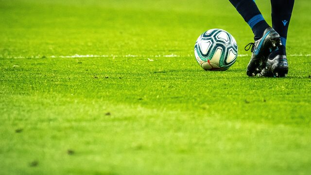 'Homofoob gedrag op en rond het voetbalveld moet direct worden afgestraft'