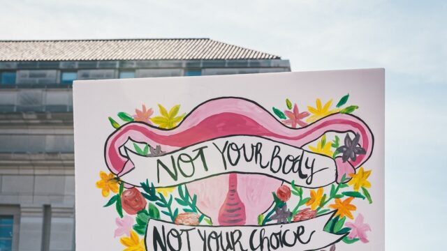 Abortuslied 'Kill the baby' zorgt voor Kamervragen