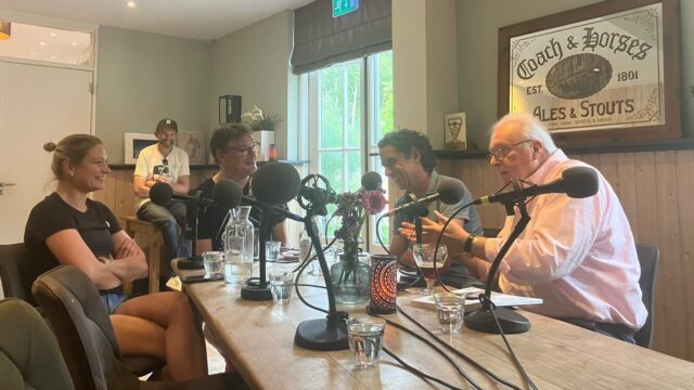Luisteraars en makers van De Kopgroep beklimmen het Kopje van Bloemendaal