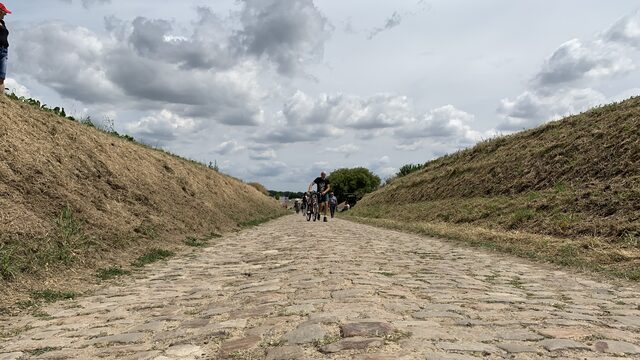 Tourcolumn: De gevreesde kasseien in het desolate landschap