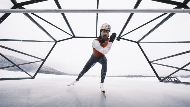 Nuis verpulvert wereldrecord en schaatst 103km/u: 'Beetje eng, maar fantastisch gevoel'