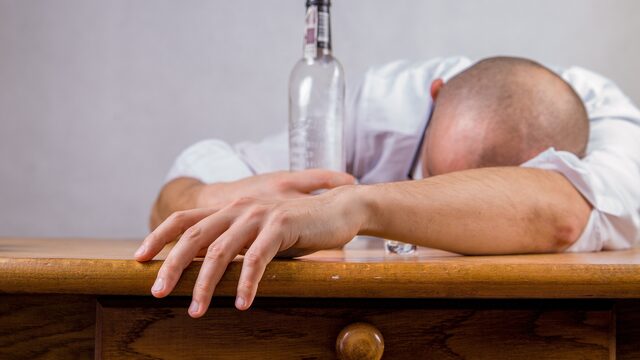 Thuiswerken leidt tot meer alcoholgebruik: 'Kijk uit met de vrijmibo'