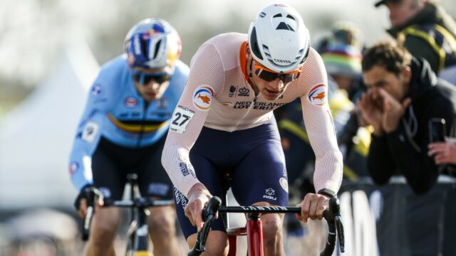 Mathieu van der Poel wereldkampioen veldrijden door sterke sprint