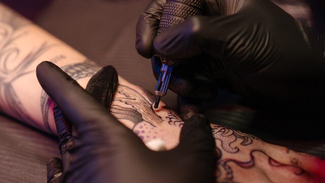 Vanaf 2022 geen groene en rode tattoos meer mogelijk: 'Het is nog maar de vraag of het er veiliger op wordt'