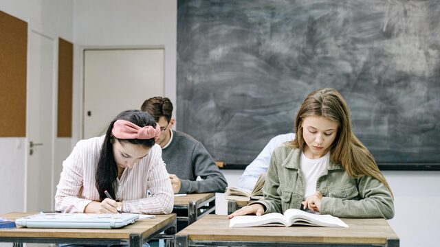 Boekentekort op scholen legt grotere crisis bloot: 'Je kunt met schoolboeken multimiljonair worden'
