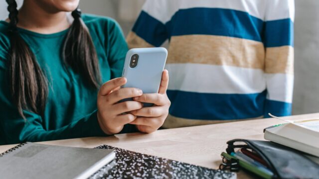 De voor- en nadelen van een telefoonverbod op school: 'Wat doe je dan tijdens de pauze?'