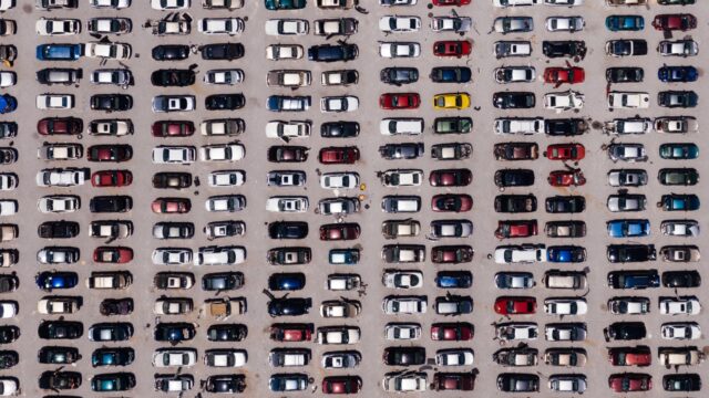 Alledaagse Vragen – Moet je rijden in een automerk waarvoor je werkt?