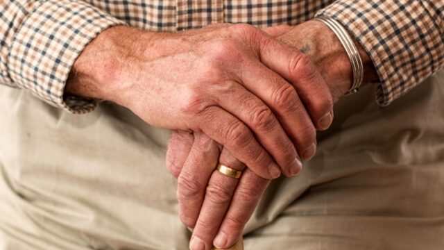 Grootste pensioenfonds ABP verhoogt pensioenen met bijna 12%: 'Behoorlijke compensatie'