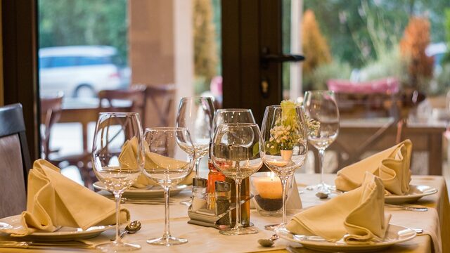 Bitterballen, tompoezen, asperges, oesters; hoe eet je de klassiekers?