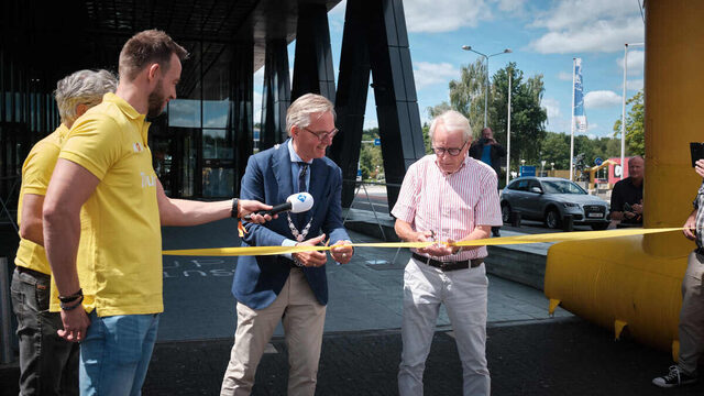 NPO Radio 1 Tourcafé geopend door burgemeester Van der Top en oud-Tourwinnaar Janssen