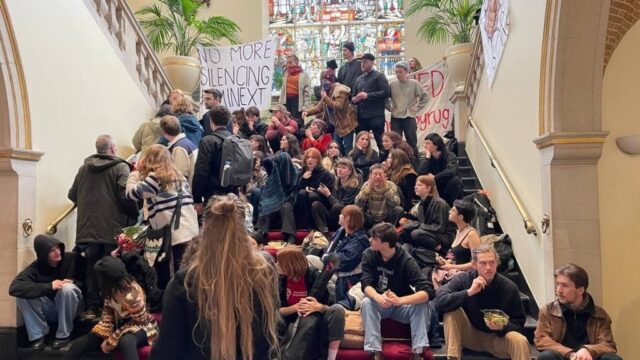 Protesten op universiteit Groningen: 'Zitten er consequenties aan kritiek?'
