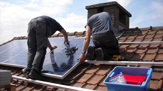 Stroomnet onder hoogspanning: 'Verlaag groene subsidies'