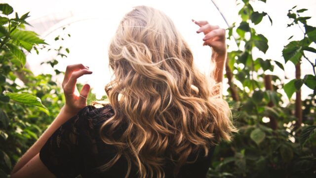 Alledaagse Vragen – Wat kun je aan een haar aflezen?