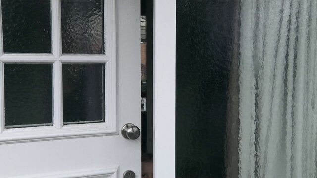 Wat gebeurt er als je zwijgend bij mensen aanbelt met een camera in de hand?