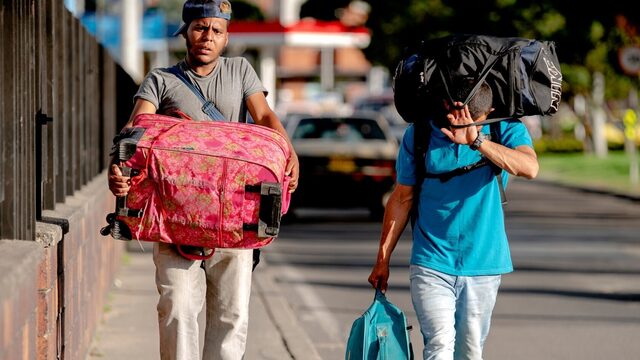 Alicante - Jonge Hongaren pakken massaal hun biezen: ‘Orban creëert een atmosfeer van haat’