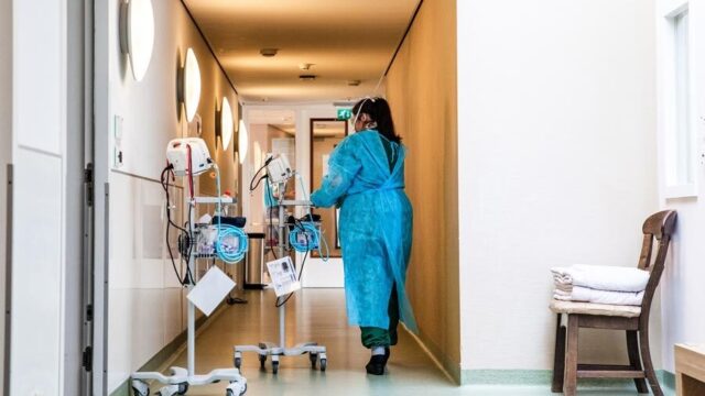 Zorgmedewerkers over agressie en bedreigingen: 'Voor ik het wist zat het mes in mijn bovenarm'