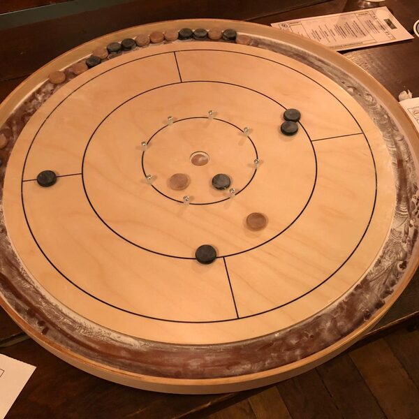 Het allereerste NK Crokinole staat vandaag op de agenda: wat moét je allemaal weten over dit bordspel?