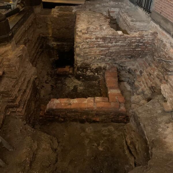 Muurwerk uit dertiende eeuw gevonden bij verbouwing Binnenhof