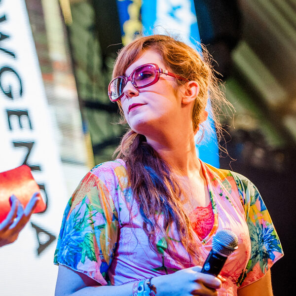 Kunstenares Tinkebell weer vrijgelaten door politie op Lesbos