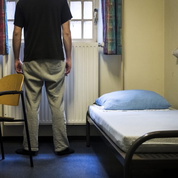 Waarom worden vrouwen verliefd op mannen in de gevangenis?