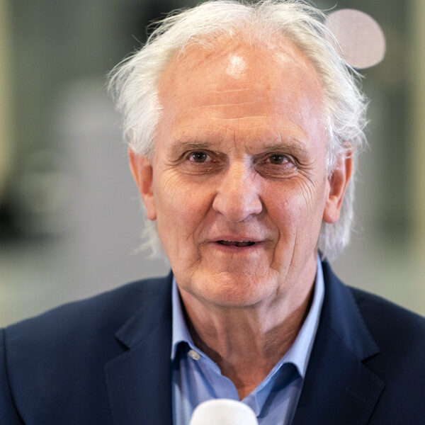 Burgemeester Broertjes (Hilversum) bezoekt nabestaanden MH17 nog steeds elke kerst