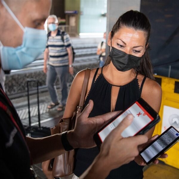 Podcast De Dag: 'Vaccinatiedrang in Italië en Frankrijk werkt'