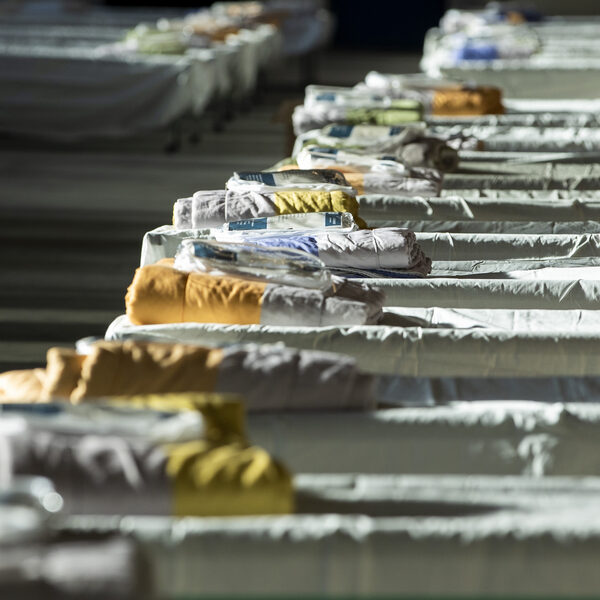 Schrijnende situatie noodopvang voor vluchtelingen: ‘Mensen overnachten in een stoel’