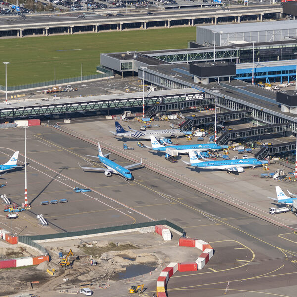 Personeel Schiphol en KLM bezorgd over eigen gezondheid door giftige uitlaatgassen