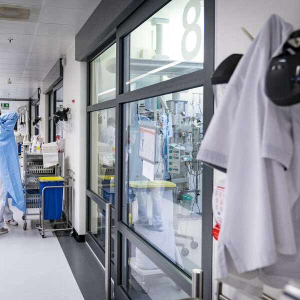 Daling instroom coronapatiënten in ziekenhuizen: ‘Het is het eerste lichtpuntje’