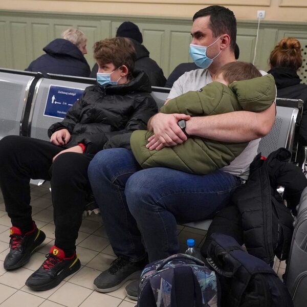 Veel mensen vluchten uit Oekraïne: 'Mensen zijn onzeker over wat er met ze gaat gebeuren'