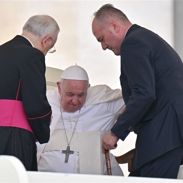 Podcast De Dag: Drie pausen op één kussen?