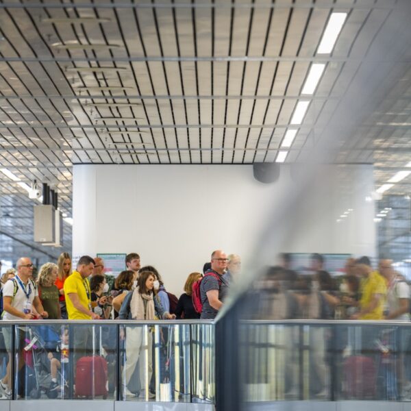 Schiphol compenseert reizigers die vlucht misten na chaos op luchthaven