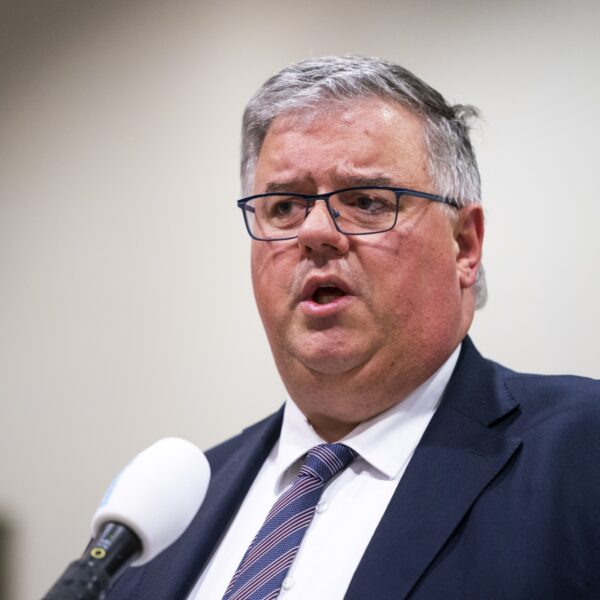 Hubert Bruls stelt kabinet asieldeadline: over twee weken moet spreidingswet er liggen