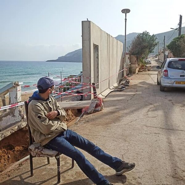 Mysterieuze 'Muur van Schande' verpest het strand in Algerijnse badplaats