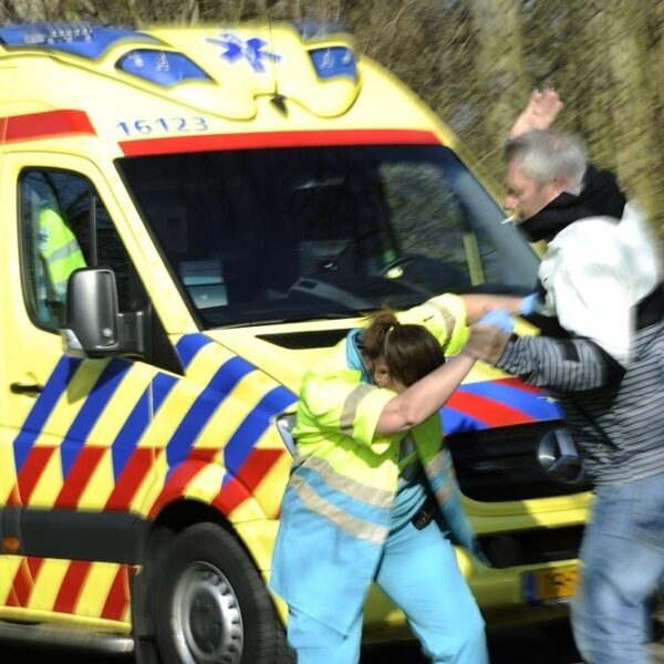 Bijna 60 procent van hulpverleners maakt elke maand agressie mee