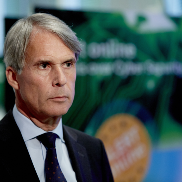 Oud-Commandant der Strijdkrachten: 'Vanuit militair oogpunt moeten we F16’s sturen naar Oekraïne'