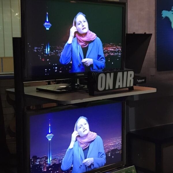 Podcast De Dag: waarom in Iran de hoofddoek af gaat