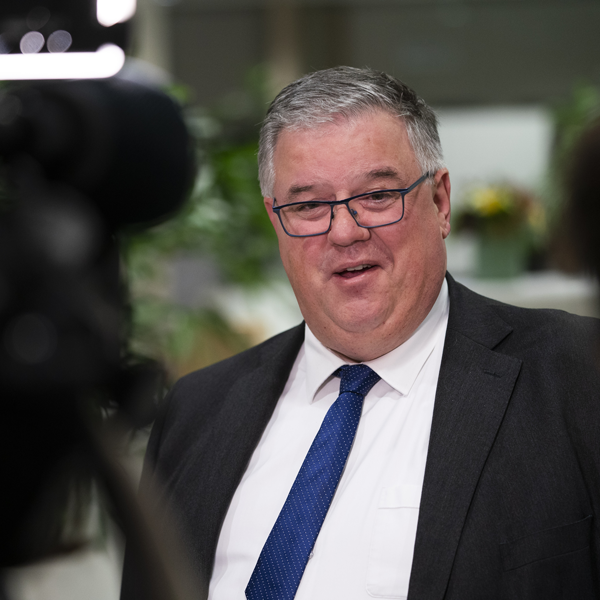 Voorzitter Veiligheidsberaad Bruls verwacht komende weken al tekort aan duizenden opvangplekken van asielzoekers