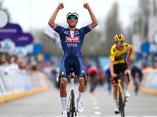 Van der Poel toont klasse en wint Dwars door Vlaanderen