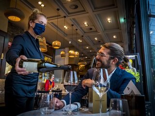 Bijna helft van mensen die niet wordt doorbetaald gaat bij ziekte gewoon naar werk