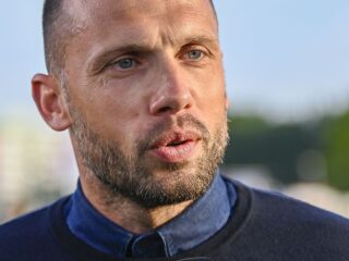 Van de Sar moet zo snel mogelijk naar Apeldoorn rijden voor Peter Bosz