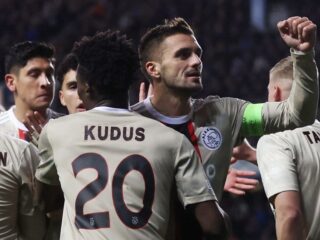 Ajax neemt met zege afscheid van de Champions League en gaat verder in Europa League