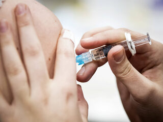 Kinderen uit risicogroepen krijgen coronaprik: 'Je geeft ze een stukje vrijheid terug'