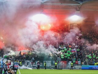 'Clubs dragen bij aan vijandelijke sfeer in stadions door muziek en vuurwerk'