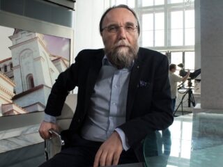 Wie zijn de Darja en Aleksandr Doegin?